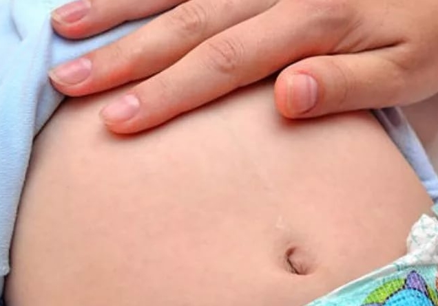 Болит живот у новорожденного грудного ребенка