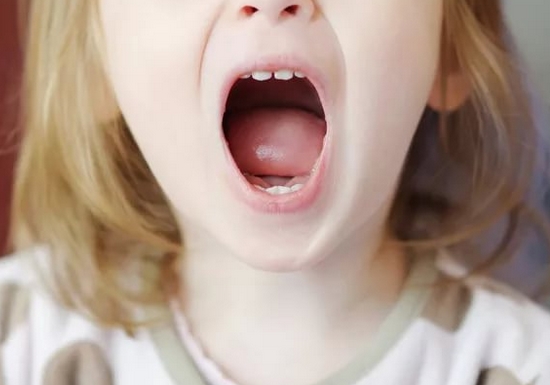 У ребенка болит живот и плохой запах изо рта